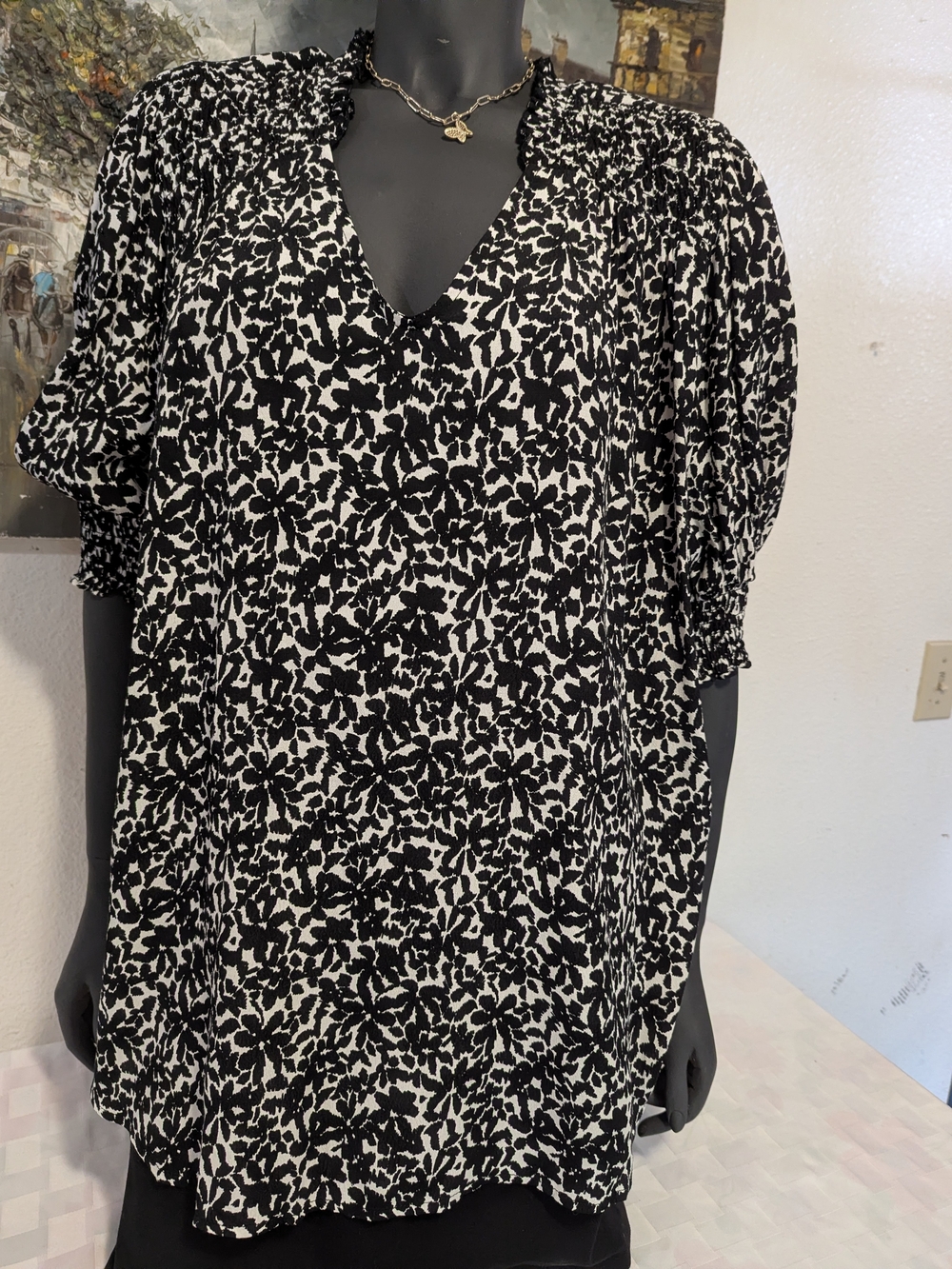 Terra & Sky Black & White Floral V-Neck Smocked Sleeve Tunic